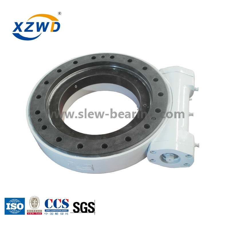 Worm enclosed slewing drive with hydraulic motor