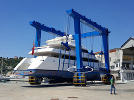 Mobile boat lifting slewing drive